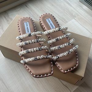 BRAND NEW STEVE MADDEN SANDAL
